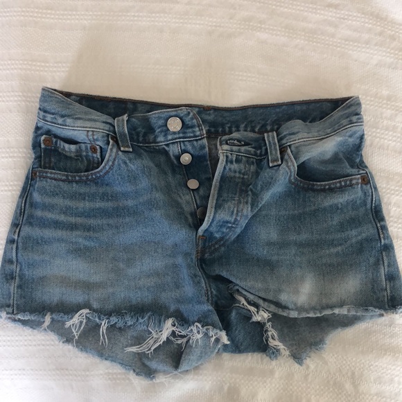 Woman’s Levi’s shorts - Picture 2 of 2
